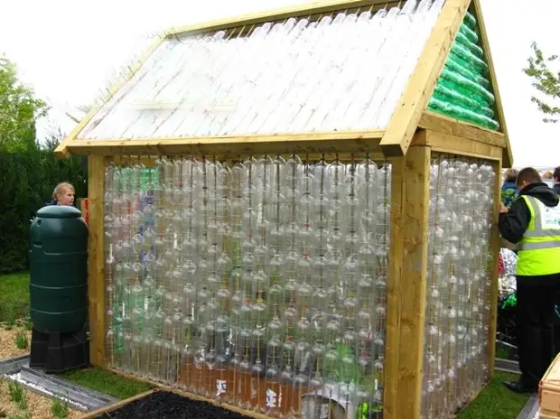 Поделки из пластиковых бутылок для дачи и сада