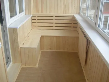Деревянный шкаф на балкон